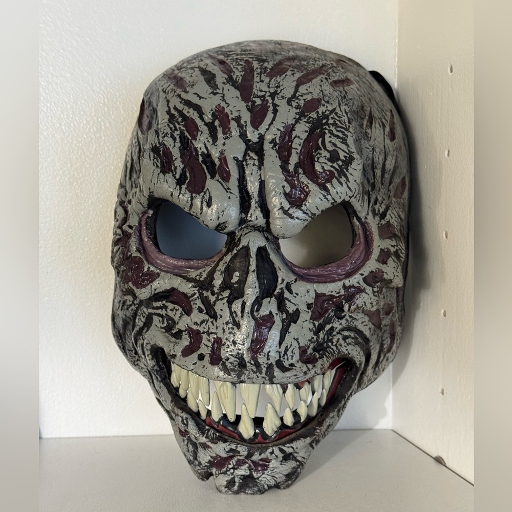 Spirit Halloween‎ Anti Motion Creepy Skull Mask